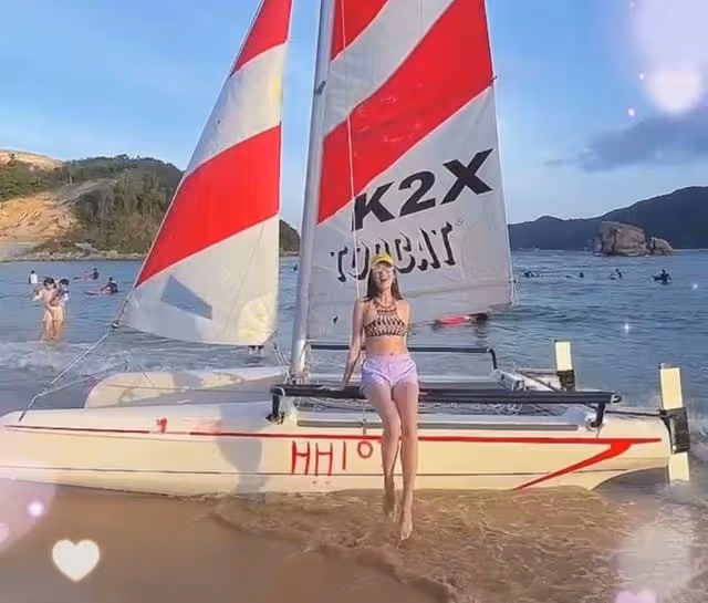 蔣麗莎被疑懷五胎!穿背心小腹凸起孕味十足,海邊遊玩大長腿吸睛