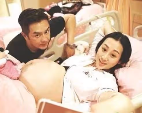 蔣麗莎被疑懷五胎!穿背心小腹凸起孕味十足,海邊遊玩大長腿吸睛