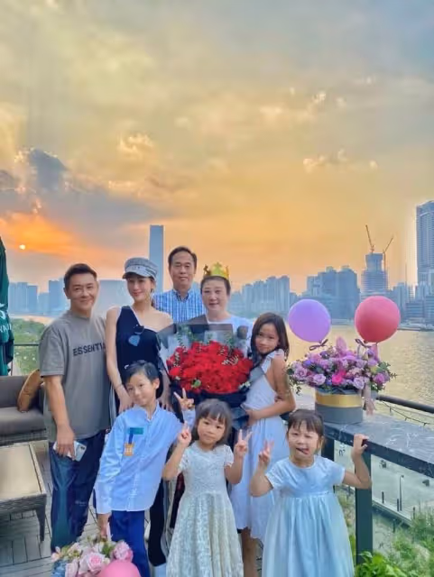 蔣麗莎被疑懷五胎！穿背心小腹凸起孕味十足，海邊遊玩大長腿吸睛