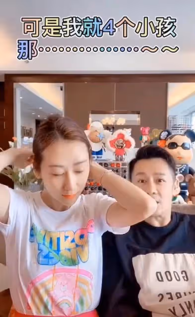 蔣麗莎被疑懷五胎！穿背心小腹凸起孕味十足，海邊遊玩大長腿吸睛