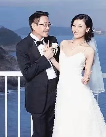 李嘉欣為60歲丈夫慶生,許晉亨頭髮稀少小眼眯眯,兩人同框似父女