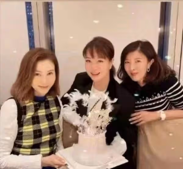 李嘉欣為60歲丈夫慶生,許晉亨頭髮稀少小眼眯眯,兩人同框似父女