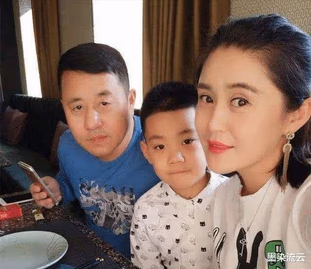 程野和丫蛋兒直播連麥PK,雙方粉絲瘋狂刷禮物,場面看上去很可笑