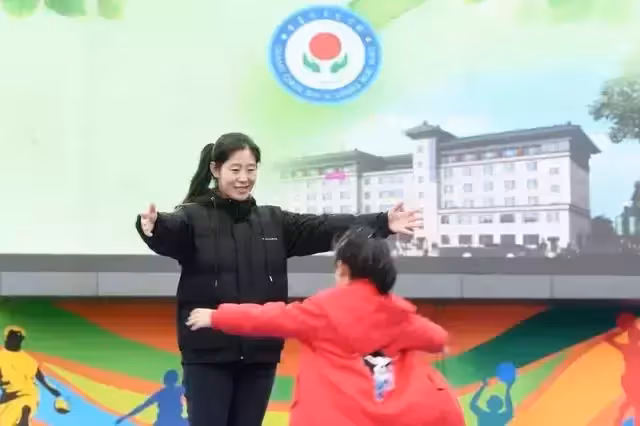 愛的呵護！單身媽媽把「又髒又臭」的女孩領回家，用10年把她培養成一名天使