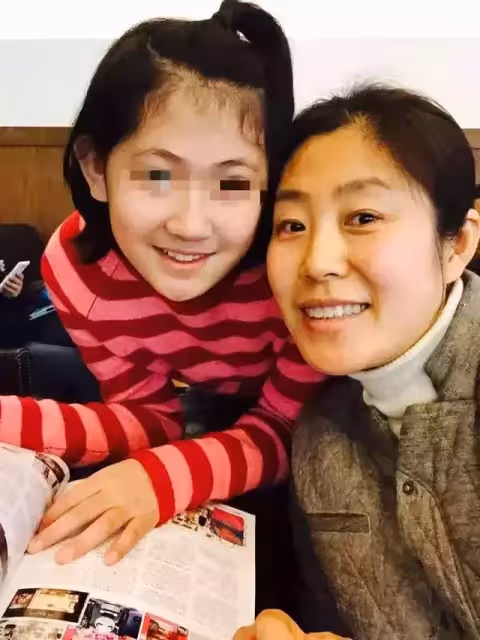 愛的呵護!單身媽媽把「又髒又臭」的女孩領回家,用10年把她培養成一名天使