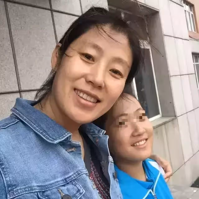 愛的呵護!單身媽媽把「又髒又臭」的女孩領回家,用10年把她培養成一名天使