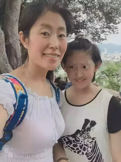 愛的呵護!單身媽媽把「又髒又臭」的女孩領回家,用10年把她培養成一名天使