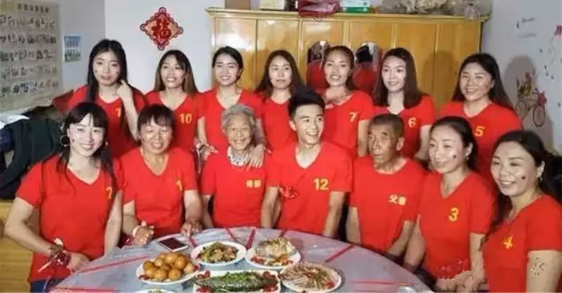 為圓「兒子夢」 夫妻倆連生11個女兒才如願生兒子！如今生活靠「啃女」讓人唏噓