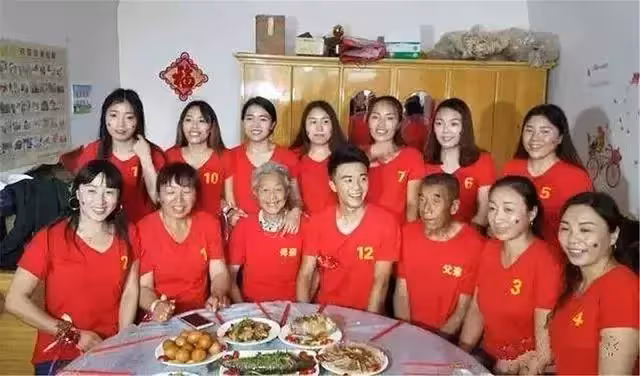 為圓「兒子夢」 夫妻倆連生11個女兒才如願生兒子!如今生活靠「啃女」讓人唏噓