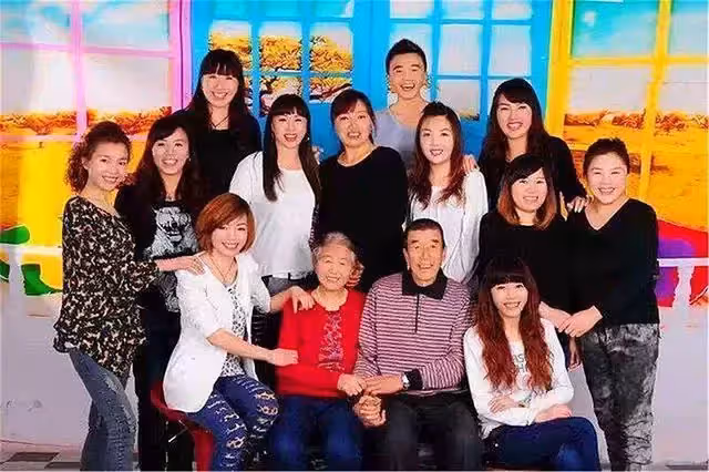 為圓「兒子夢」 夫妻倆連生11個女兒才如願生兒子!如今生活靠「啃女」讓人唏噓