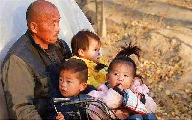 為圓「兒子夢」 夫妻倆連生11個女兒才如願生兒子!如今生活靠「啃女」讓人唏噓