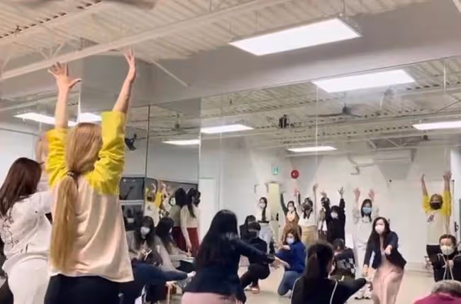 張柏芝姐姐近照,五官立體混血感十足,在國外當演員曾幫妹妹帶娃
