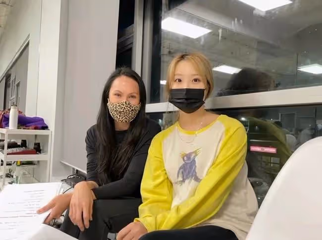 張柏芝姐姐近照,五官立體混血感十足,在國外當演員曾幫妹妹帶娃