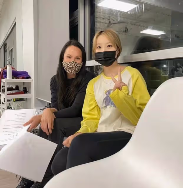 張柏芝姐姐近照,五官立體混血感十足,在國外當演員曾幫妹妹帶娃
