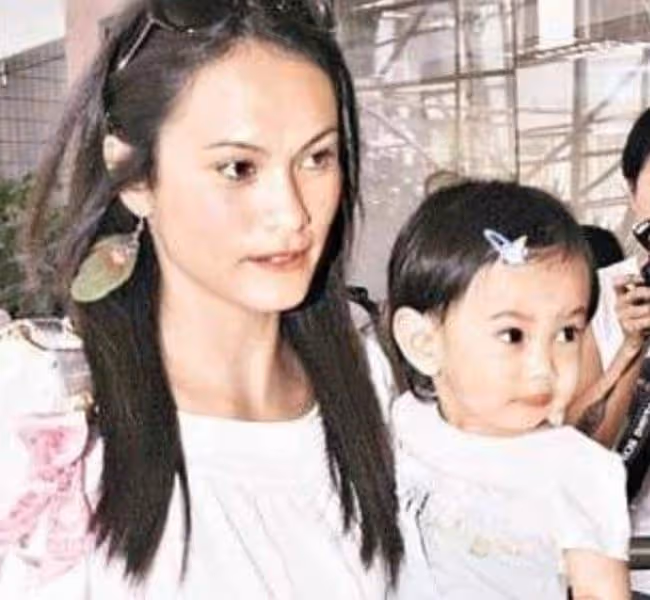 張柏芝姐姐近照,五官立體混血感十足,在國外當演員曾幫妹妹帶娃