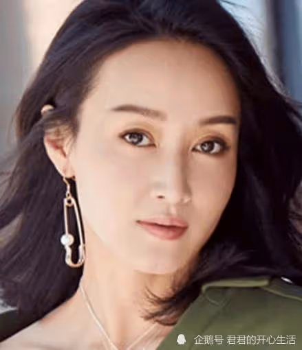 她是前央視知名主持,2度愛上人夫,二婚總裁丈夫為其凈身出戶