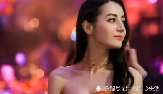 迪麗熱巴是個十分有靈氣的演員,但出道也沒有幾年,經驗並不豐富