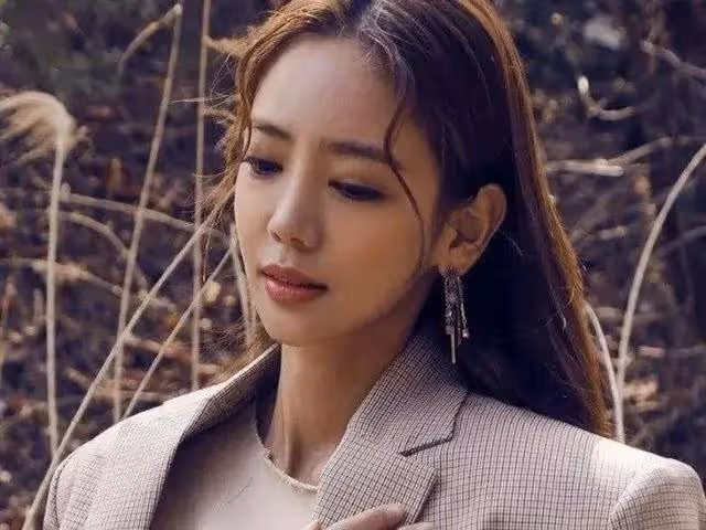 曾接演大尺度戲性感女星李泰林！如今她嫁入豪門守寡？
