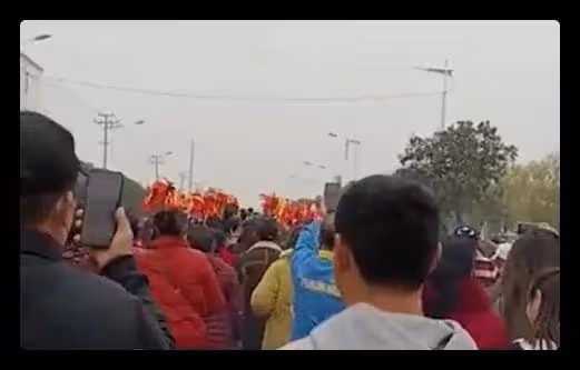 網紅男扮女裝進女浴室直播,被當場抓獲稱想漲粉,遭網友痛批無恥