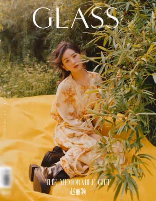 趙麗穎曝雜誌美照，溫柔大氣腰身瘦到驚人，專心拍戲缺席年末紅毯
