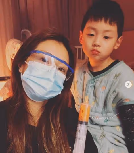 港姐曝兒子確診發燒至40度,渾身顫抖手腳冰涼,全家染疫狀況堪憂