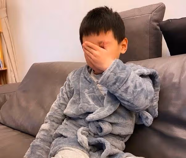 港姐曝兒子確診發燒至40度,渾身顫抖手腳冰涼,全家染疫狀況堪憂