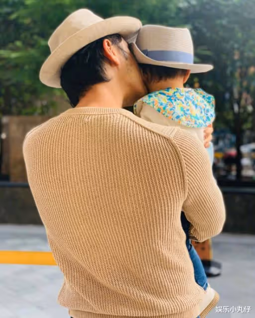 拍攝現場發飆後明道曬照,兒子側臉首次曝光,卻被妻子手臂搶鏡
