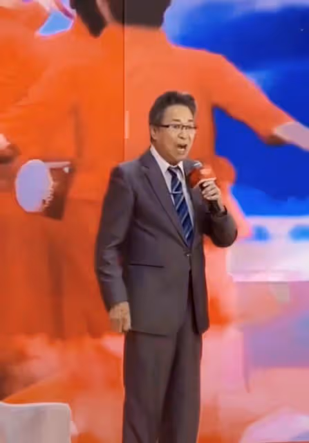 92歲李光羲現身商演,頭髮花白精神好,中氣不足唱破音仍堅持真唱