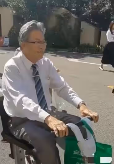 92歲李光羲現身商演,頭髮花白精神好,中氣不足唱破音仍堅持真唱