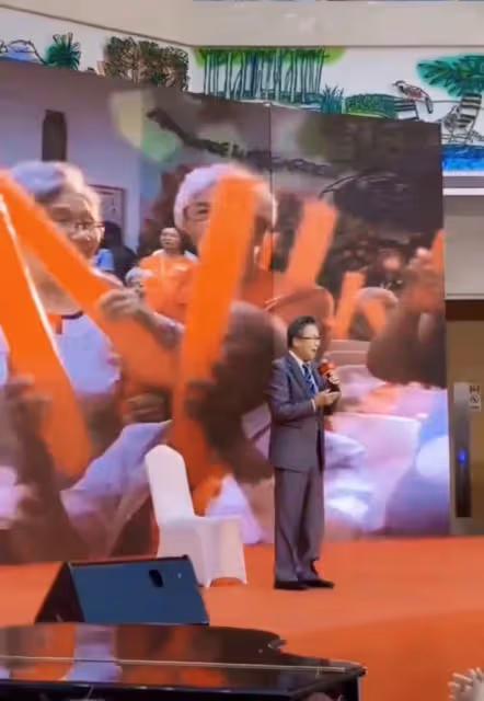 92歲李光羲現身商演,頭髮花白精神好,中氣不足唱破音仍堅持真唱