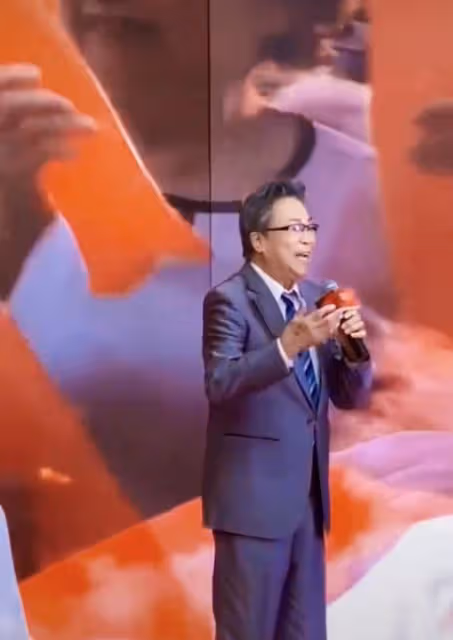 92歲李光羲現身商演,頭髮花白精神好,中氣不足唱破音仍堅持真唱
