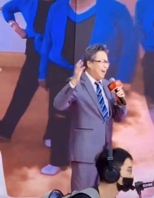 92歲李光羲現身商演,頭髮花白精神好,中氣不足唱破音仍堅持真唱