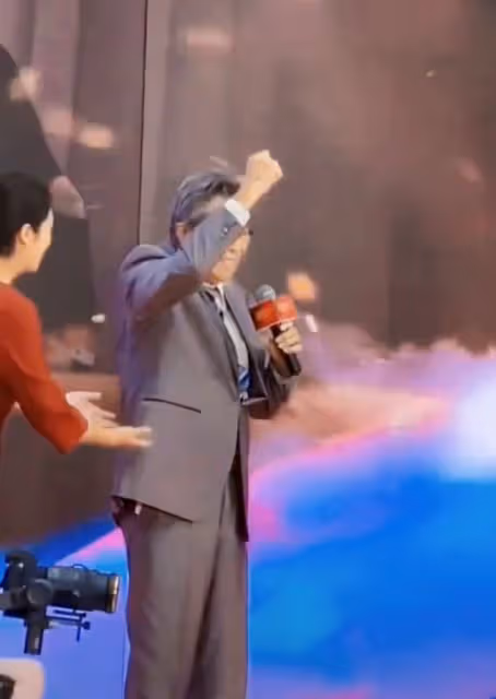 92歲李光羲現身商演,頭髮花白精神好,中氣不足唱破音仍堅持真唱