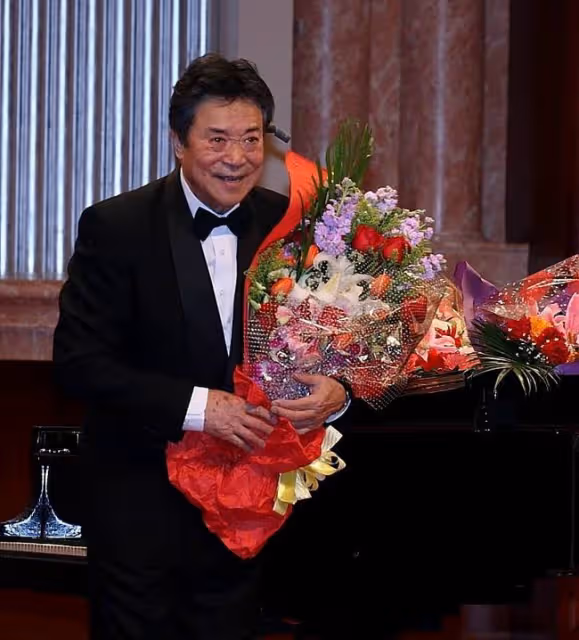 92歲李光羲現身商演,頭髮花白精神好,中氣不足唱破音仍堅持真唱