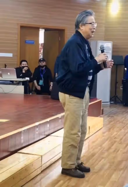 92歲李光羲現身商演,頭髮花白精神好,中氣不足唱破音仍堅持真唱