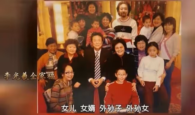 92歲李光羲現身商演,頭髮花白精神好,中氣不足唱破音仍堅持真唱