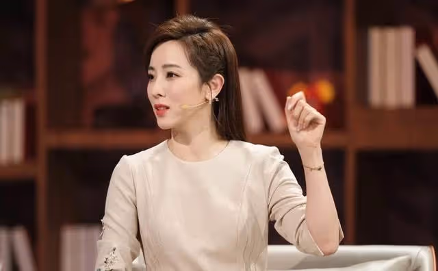 央視主持人李思思秀健身照,大長腿吸睛,腳上襪子價格近兩千塊