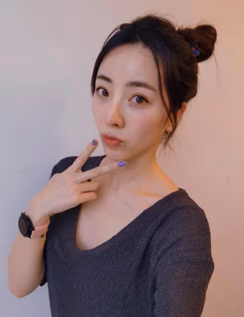 央視主持人李思思秀健身照,大長腿吸睛,腳上襪子價格近兩千塊