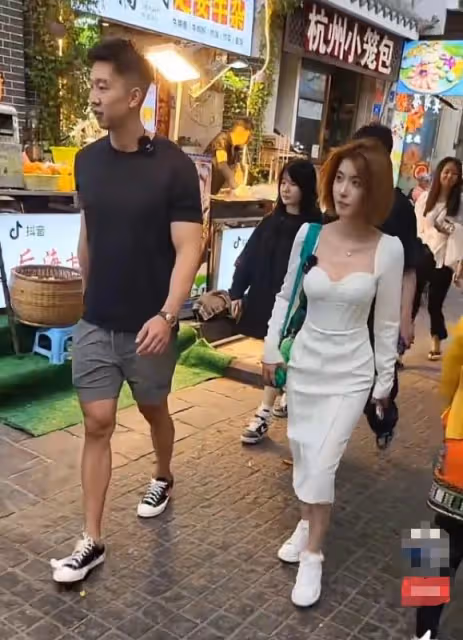聶小雨澄清不雅視頻後首現身!顏值落地太平庸,身旁的帥哥卻搶鏡