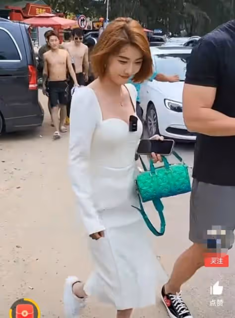 聶小雨澄清不雅視頻後首現身!顏值落地太平庸,身旁的帥哥卻搶鏡