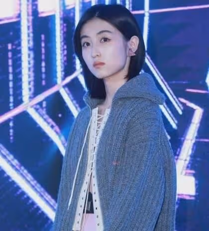 張子楓戀情風波後現身機場,助理幫她擋住,被喊話退出《嚮往6》