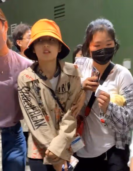 張子楓戀情風波後現身機場,助理幫她擋住,被喊話退出《嚮往6》