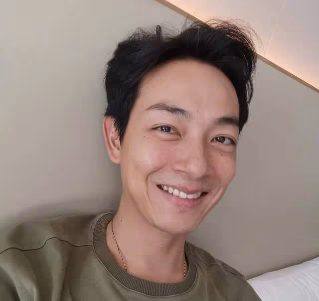 42歲港星移居內地發展！抱怨日常開支大沒錢買車，錢都留給妻孩用
