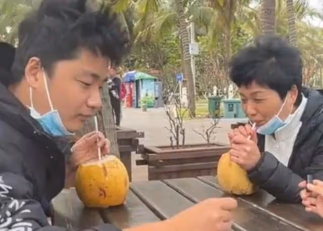 張洋洋母子已抵達海南,網友邀請李芳家中做客,洋洋穿拖鞋太搶鏡