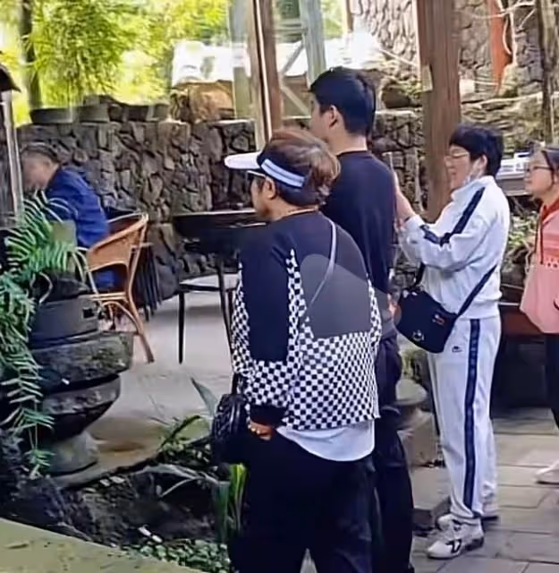 張洋洋母子已抵達海南,網友邀請李芳家中做客,洋洋穿拖鞋太搶鏡