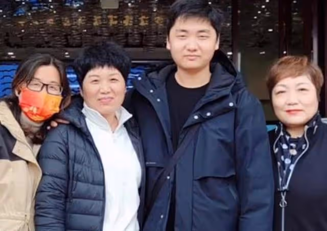 張洋洋母子已抵達海南,網友邀請李芳家中做客,洋洋穿拖鞋太搶鏡
