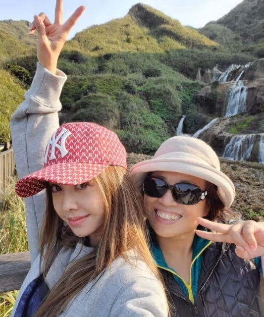 49歲蔡依林曬與家人旅行合影,穿衣打扮乖巧,少女感好強