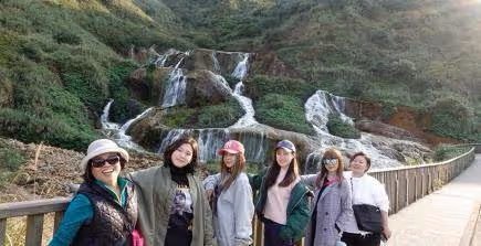 49歲蔡依林曬與家人旅行合影,穿衣打扮乖巧,少女感好強