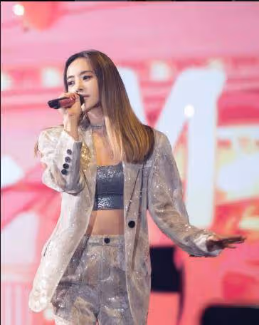 49歲蔡依林曬與家人旅行合影,穿衣打扮乖巧,少女感好強