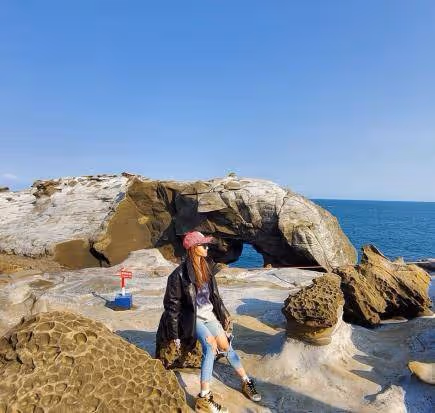 49歲蔡依林曬與家人旅行合影,穿衣打扮乖巧,少女感好強